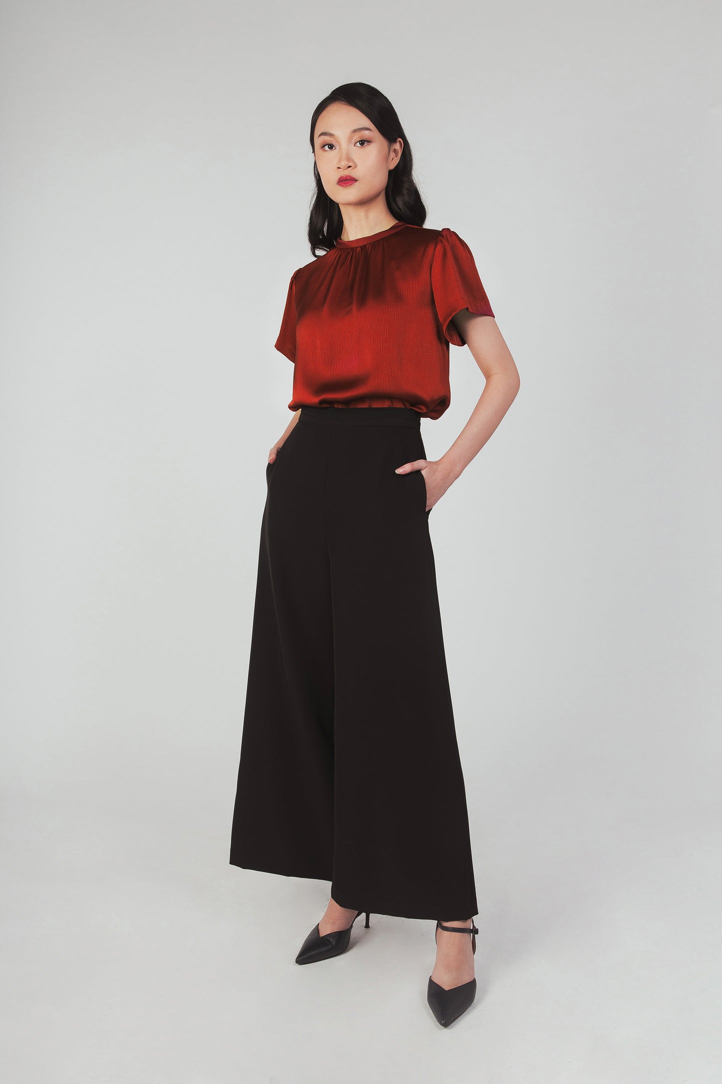 Palazzo Pants With Pleat Detail - Black